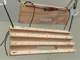 Zwei hölzerne Trainingsbretter für Kletterer