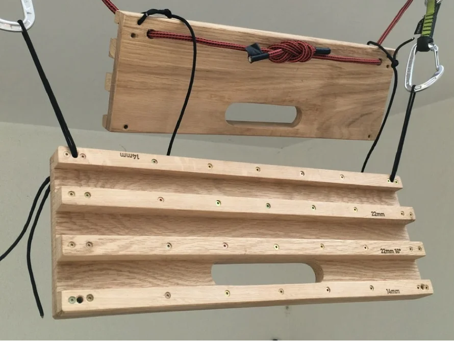 Zwei hölzerne Trainingsbretter für Kletterer