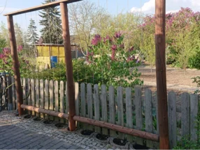 Rankhilfe aus Holz im Garten