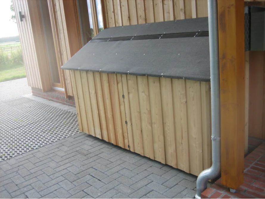 Holz-Geräteschuppen mit Bitumenpappe