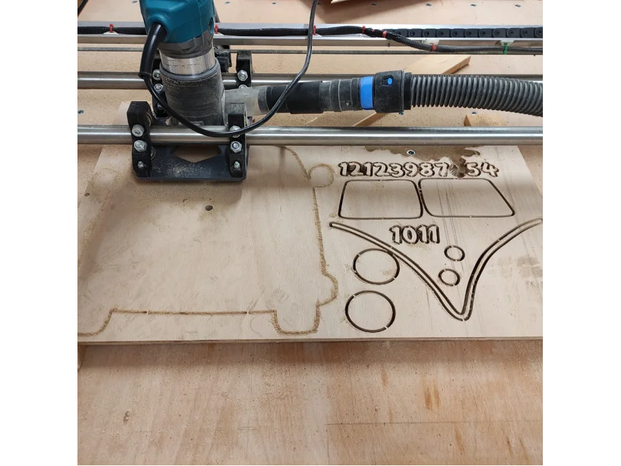 CNC-Fräse bearbeitet Sperrholzplatte