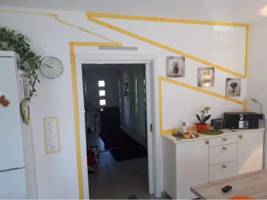 Wand mit Malerkrepp abgeklebt