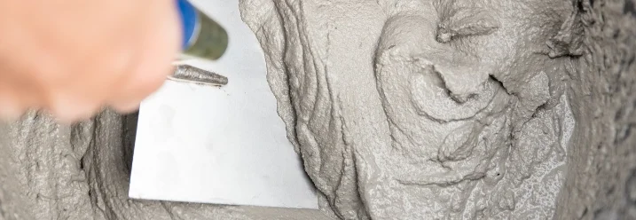 Hand verrührt Beton mit Kelle