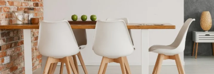 Esstisch mit Stühlen