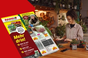 Lächelnde Person sitzt im Liegestuhl und schaut sich ein Prospekt an.