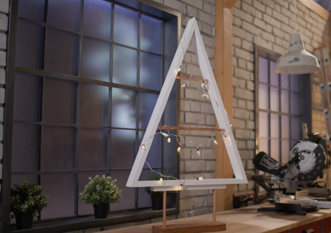 Holzgerüst eines Weihnachtsbaums in Form eines Dreiecks