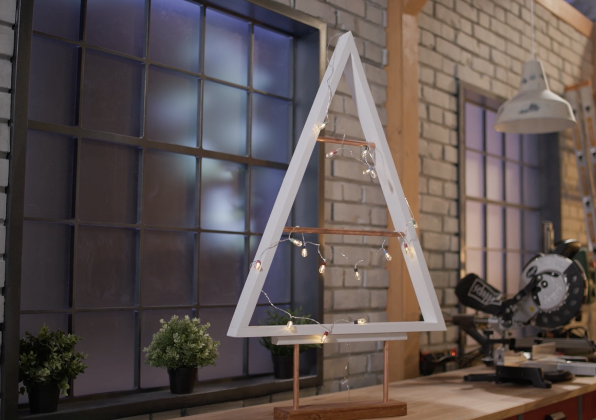 Holzgerüst eines Weihnachtsbaums in Form eines Dreiecks