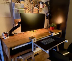 Ein Holzschreibtisch mit integriertem Keyboard und ausziehbarer Arbeitsplatte.
