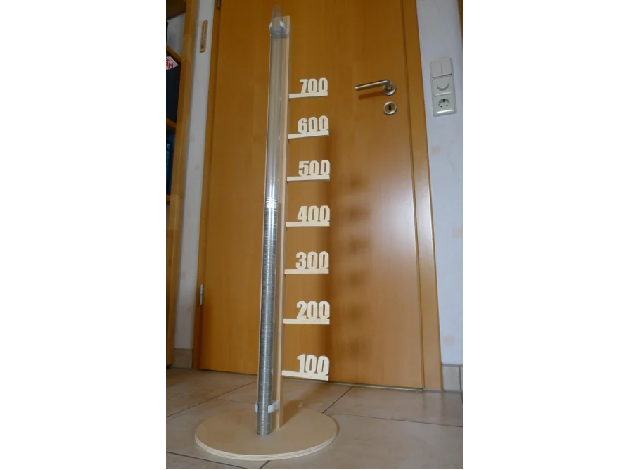 Selbstgebauter Höhenmesser aus Holz und Acrylrohr