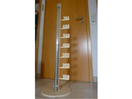 Selbstgebauter Höhenmesser aus Holz und Acrylrohr