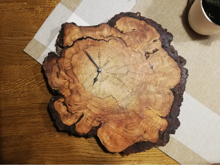 Uhr aus Holzscheibe