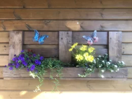 Blumenkasten aus Holz mit zwei Schmetterlingen