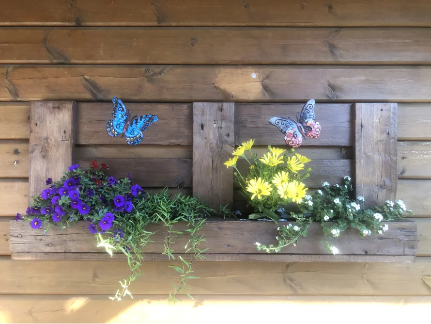 Blumenkasten aus Holz mit zwei Schmetterlingen
