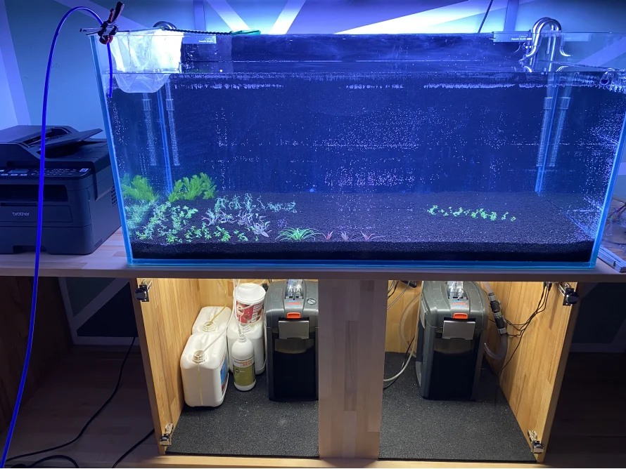 Aquarium mit Außenfilter und Zubehör