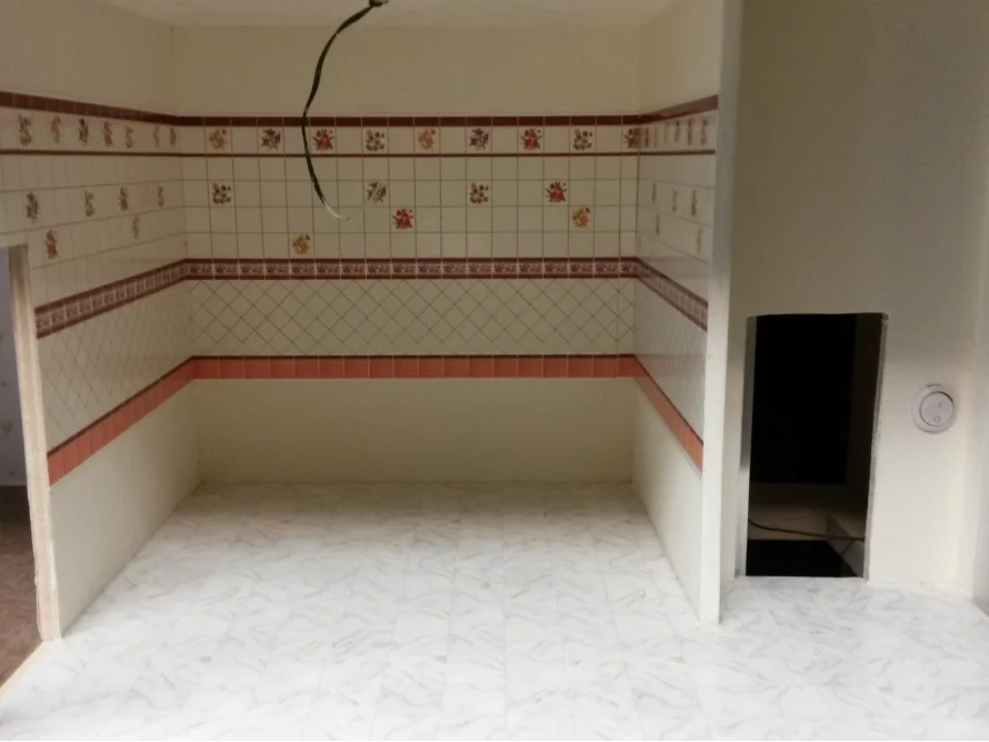 Gefliester Raum mit einer Tür.