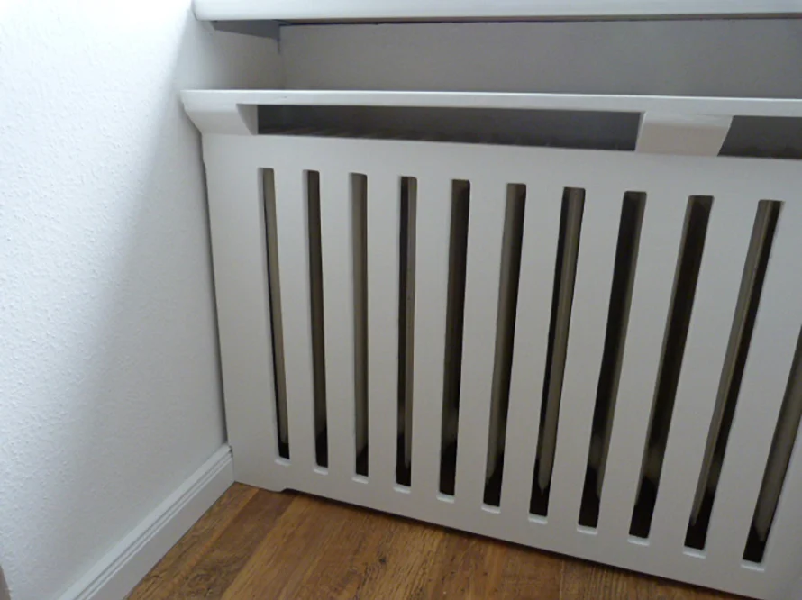 Weißer Heizkörper mit Abdeckung