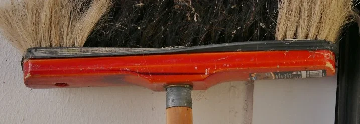 Roter Handfeger mit Holzstiel