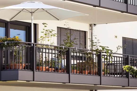 Balkon mit Sonnenschirm und Pflanzen