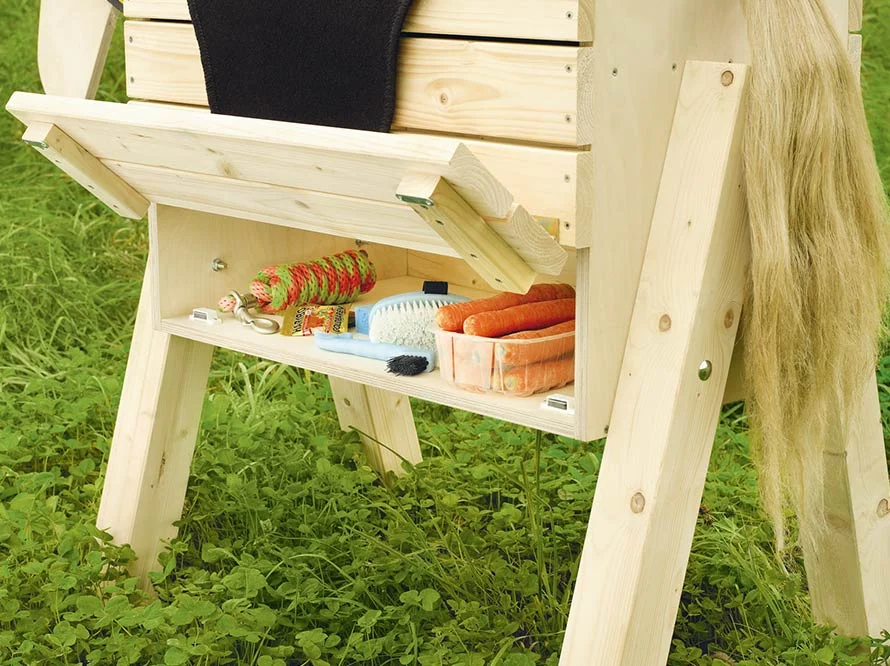 Offener Holzschrank mit Pferdezubehör