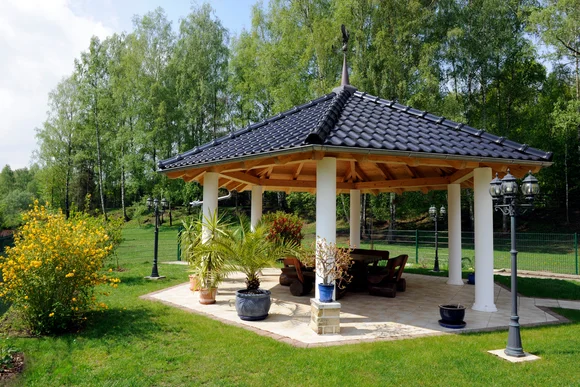 Gartenpavillon mit Terrakottafliesen