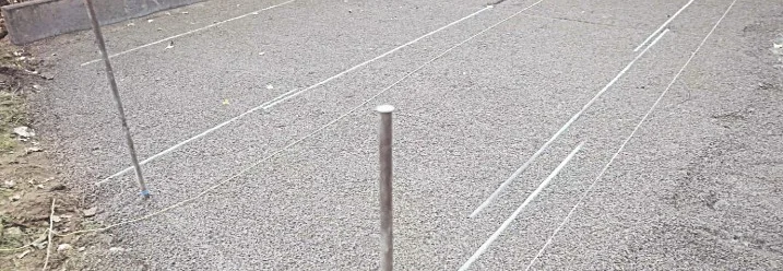 Schnüre zur Ausrichtung auf Kies