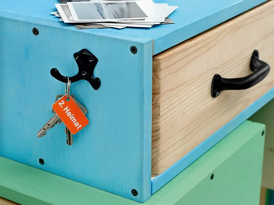 Blaue Holzkiste mit Schublade