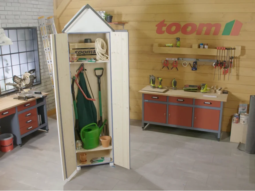 Offenes Gartenhaus mit Gartengeräten