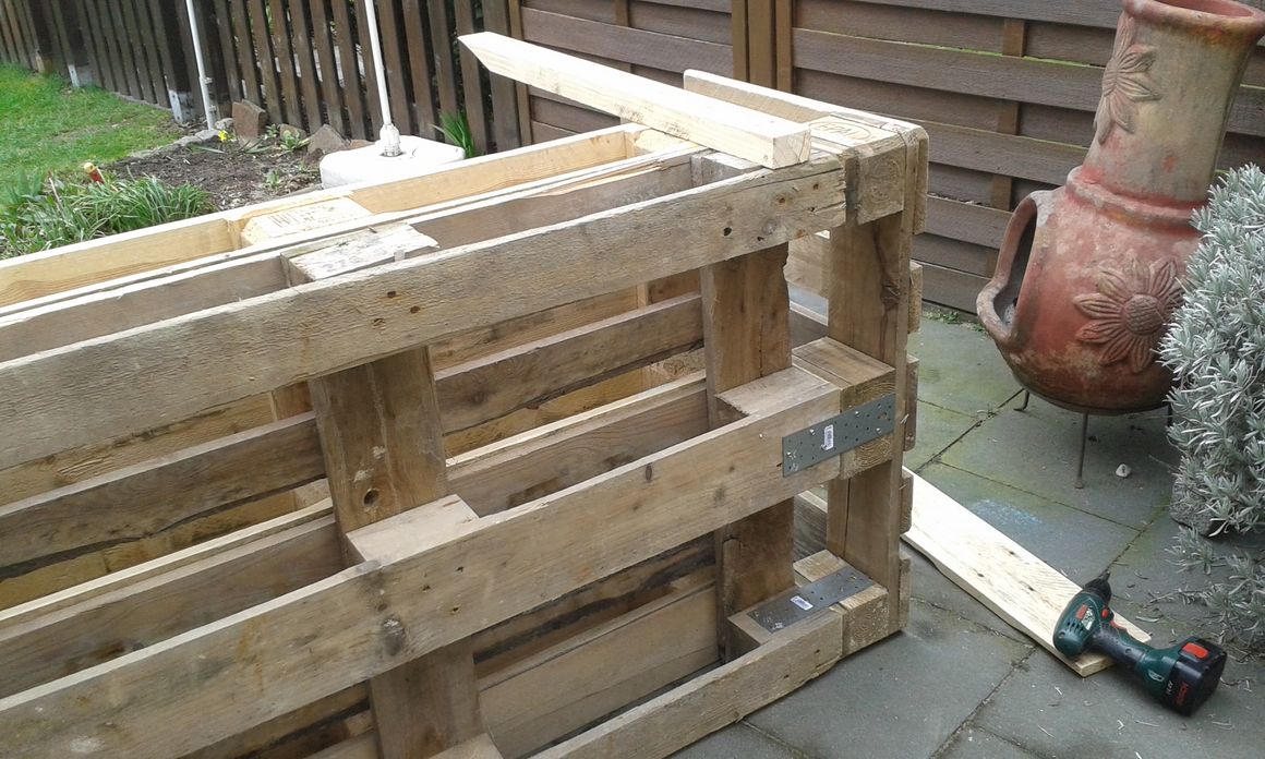 Gartenhaus aus Paletten mit Akkuschrauber