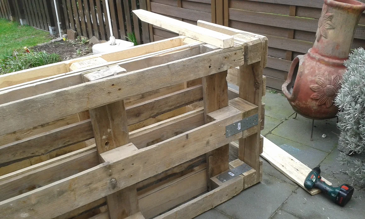 Gartenhaus aus Paletten mit Akkuschrauber
