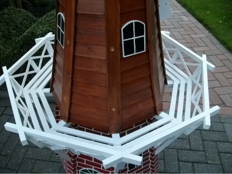 Weißes Geländer an Gartenhaus