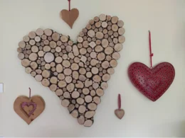 Holzherz Dekoration an der Wand