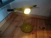 Gelbe Lampe in Form eines Motorrollers