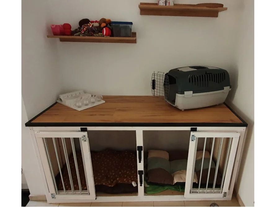 Doppelte Hundehütte aus Holz mit Hundebetten.