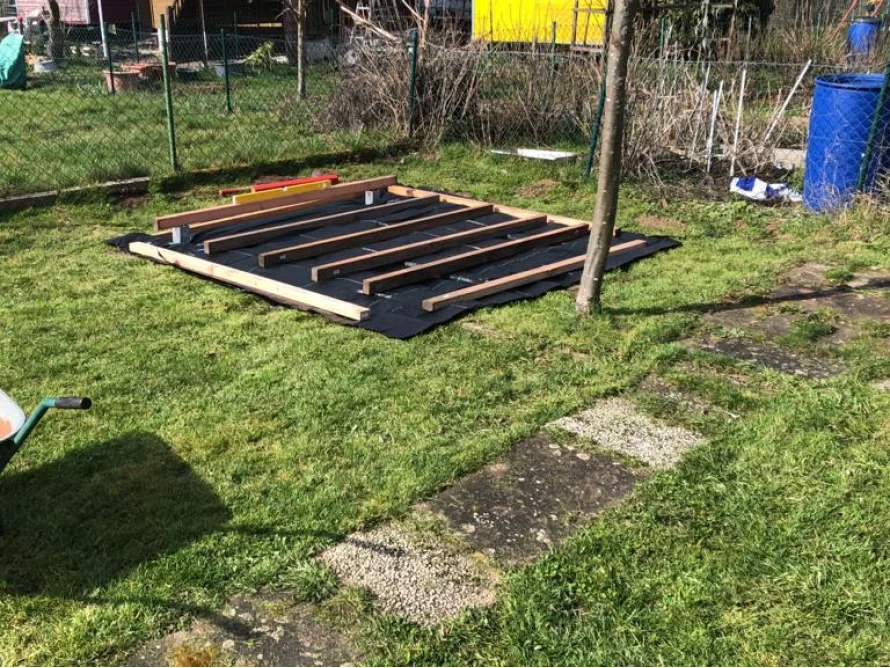 Holzrahmen auf Rasenfläche