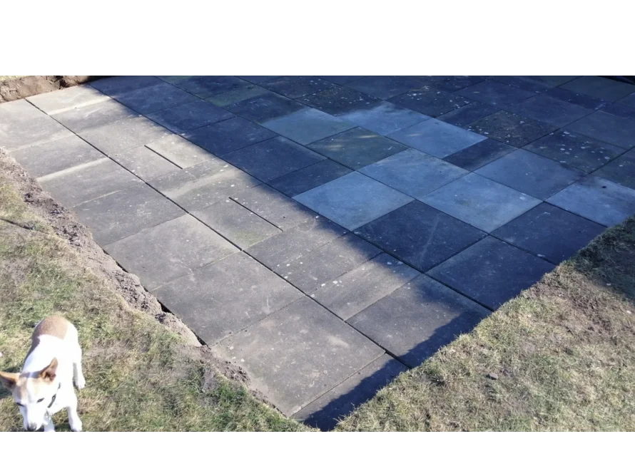 Neu verlegte Steinplatten auf Rasenfläche