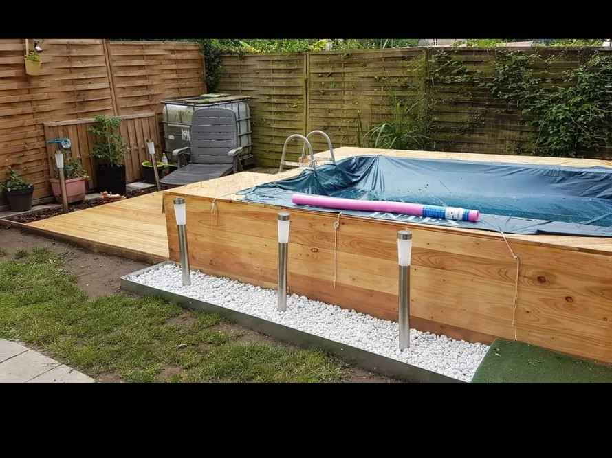 Holzrahmenpool mit Sonnenschutzplane im Garten