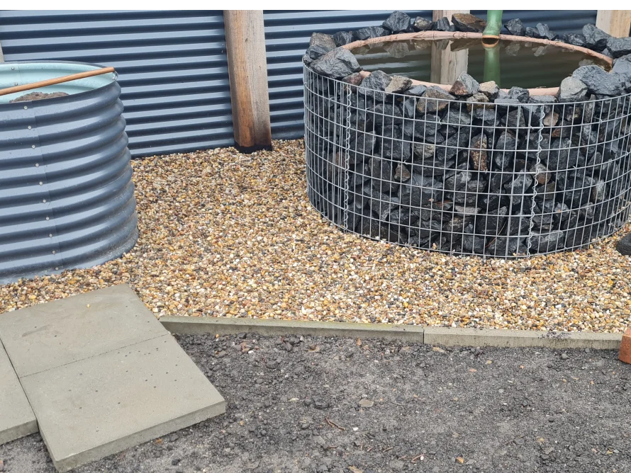 Gartengestaltung mit Teich und Kies