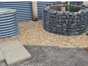 Gartengestaltung mit Teich und Kies