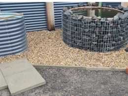 Gartengestaltung mit Teich und Kies