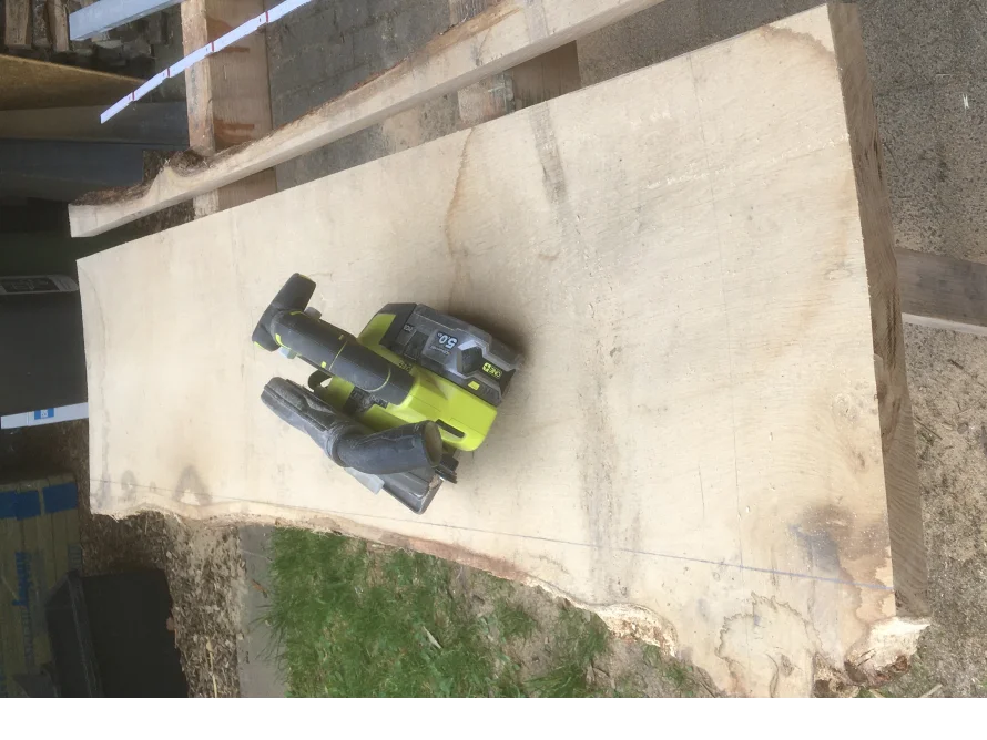 Holzplatte mit einer Akku-Handkreissäge