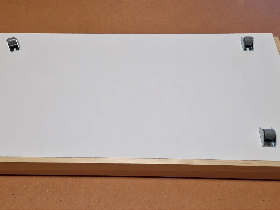 Holzplatte mit Rollen an der Unterseite