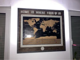 Gerahmte Weltkarte an der Wand