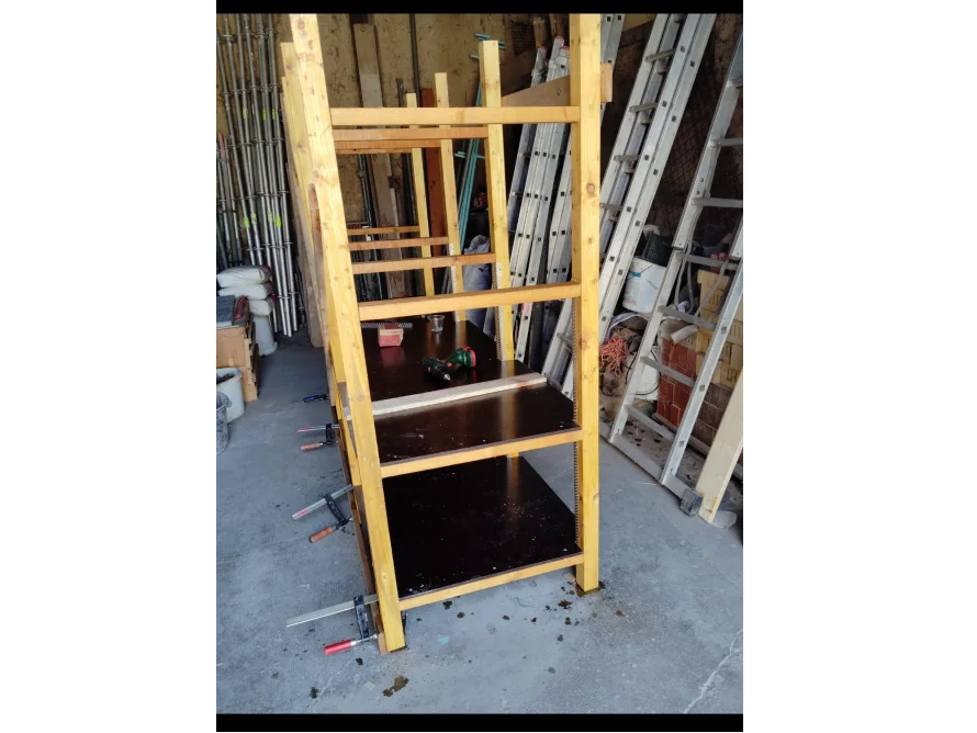Holzregalkonstruktion mit Schraubzwingen