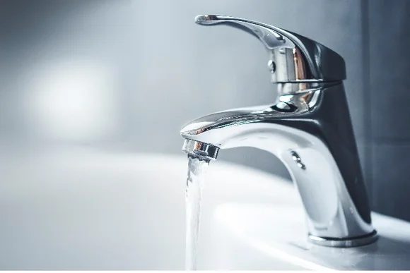 Wasserhahn mit laufendem Wasser