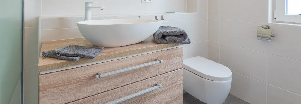 Modernes Badezimmer mit Waschbecken und Toilette