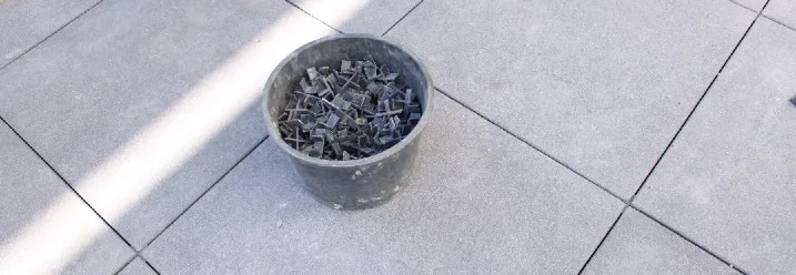 Eimer mit Abstandshaltern auf Fliesenboden