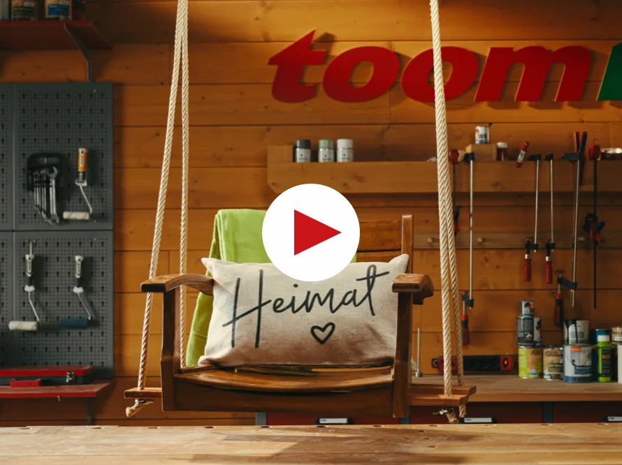 Holzschaukel mit Kissen in Werkstatt