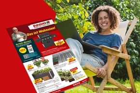 Eine lächelnde Person sitzt im Garten und hält einen Werbeprospekt für Gartenartikel.