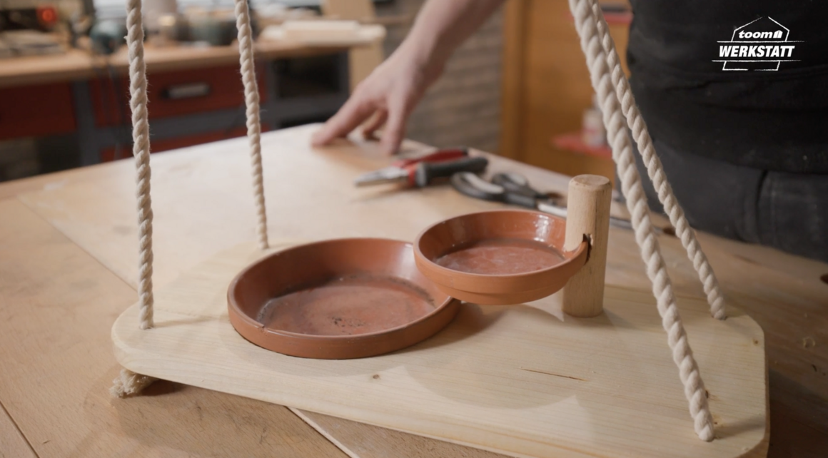 Vogeltränke aus Holz mit zwei Tonschalen