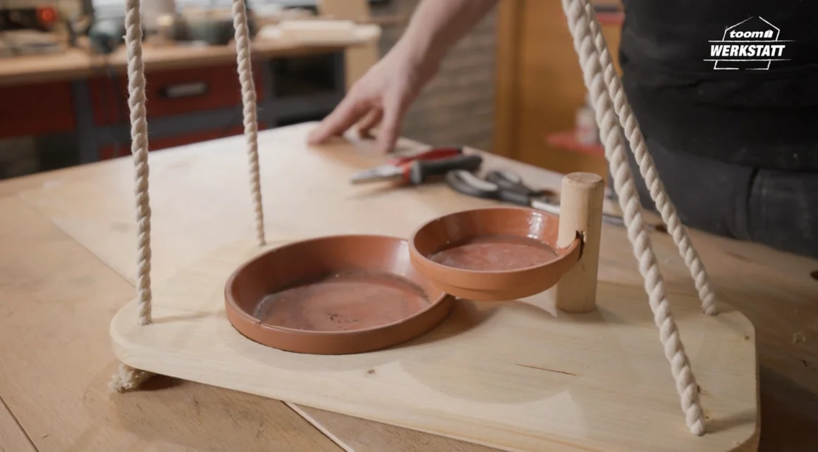 Vogeltränke aus Holz mit zwei Tonschalen